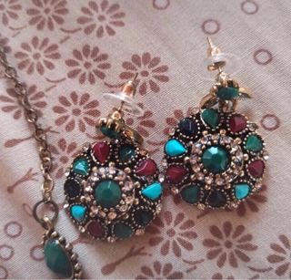 Conjunto de pendientes y colgante