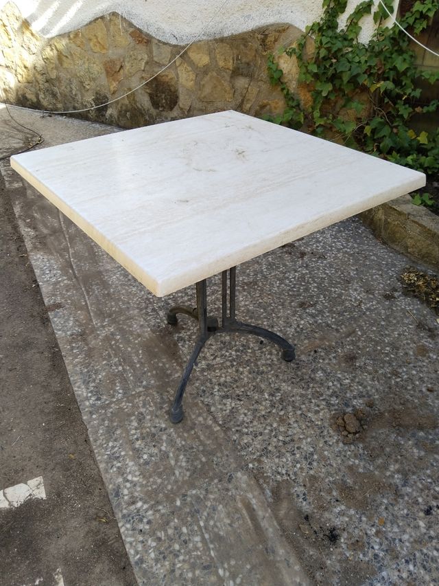 Mesa de jardín con pie de forja