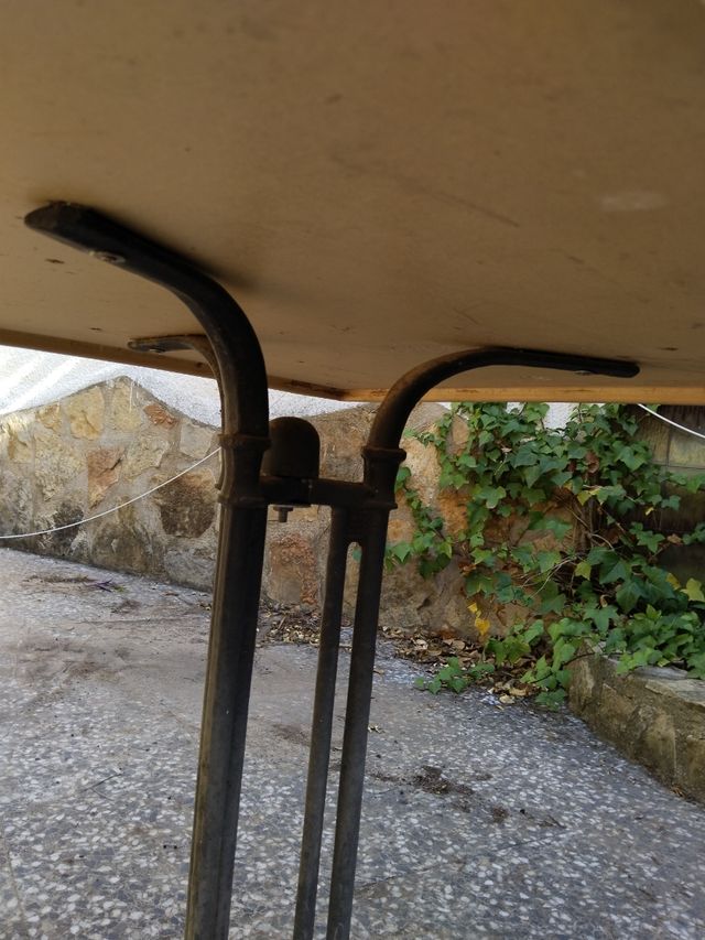 Mesa de jardín con pie de forja