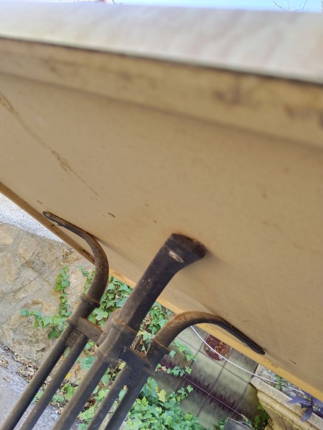 Mesa de jardín con pie de forja