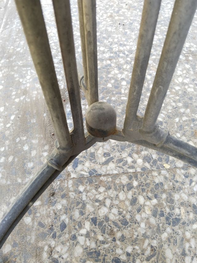 Mesa de jardín con pie de forja