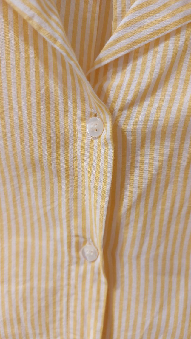 Camisa amarilla de rayas