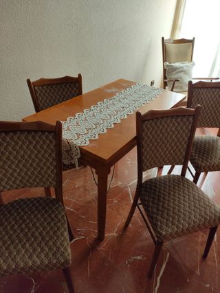 MESA FUERTE DE MADERA Y 4 SILLAS