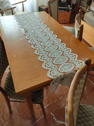 MESA FUERTE DE MADERA Y 4 SILLAS