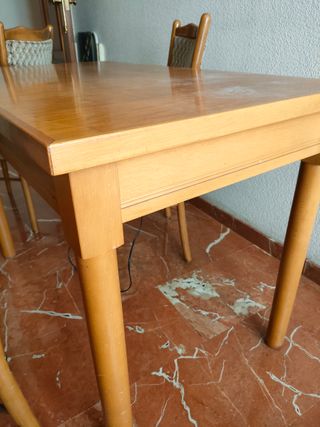 MESA FUERTE DE MADERA Y 4 SILLAS