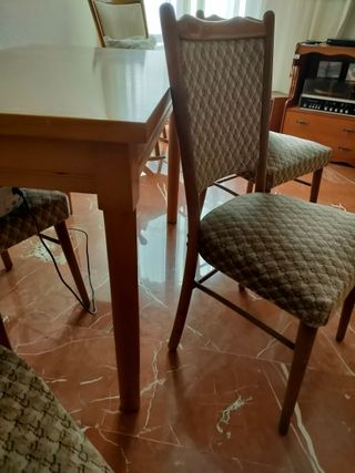 MESA FUERTE DE MADERA Y 4 SILLAS