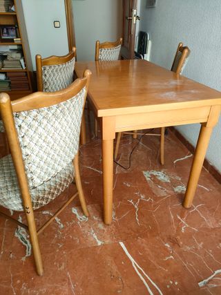 MESA FUERTE DE MADERA Y 4 SILLAS