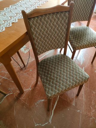 MESA FUERTE DE MADERA Y 4 SILLAS