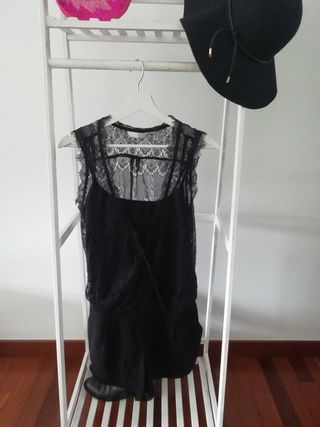 Mono corto con el encaje negro