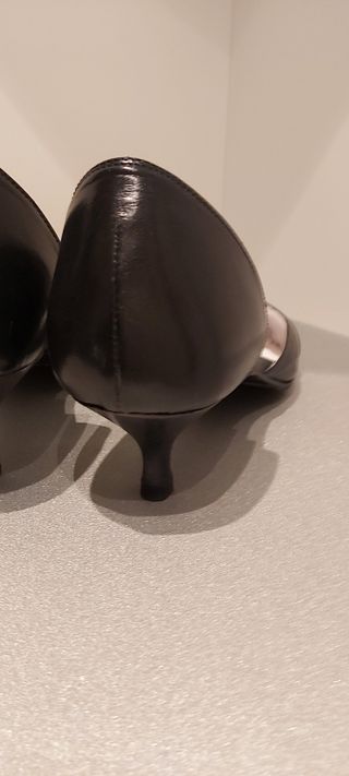 Décolleté nere a punta fibbia argento 