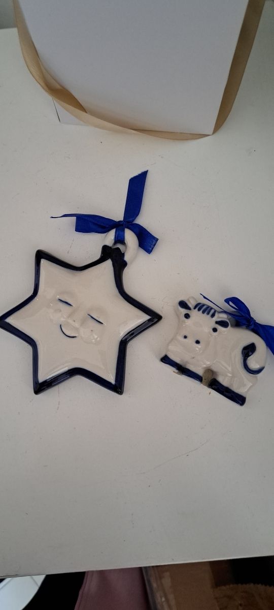 due decori per la casa ceramica bianca blu