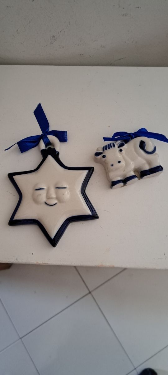 due decori per la casa ceramica bianca blu