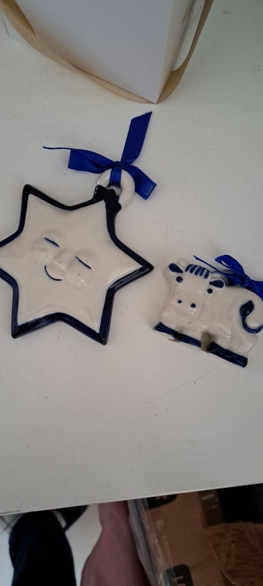 due decori per la casa ceramica bianca blu