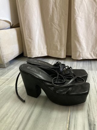 tacones negro cruzado de fiesta