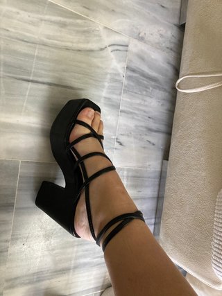 tacones negro cruzado de fiesta