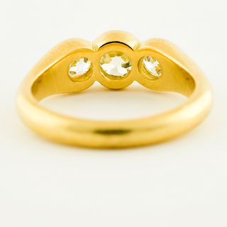 Sortija en Oro de 18k con tres Diamantes Naturales