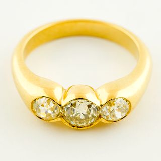 Sortija en Oro de 18k con tres Diamantes Naturales