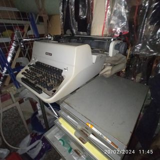 Máquina escribir antigua FACIT con carro