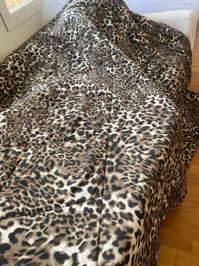 2 edredons tigre e outro lado preto