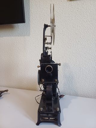 Proyector de cine antiguo y películas va