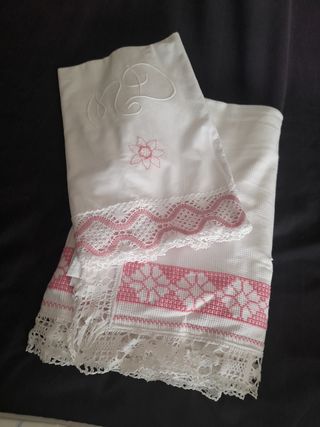 Seis sábanas y seis fundas almohadas.