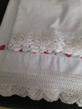 Tres sábanas y tres fundas almohadas.