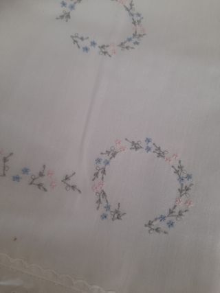 Tres sábanas y tres fundas almohadas.