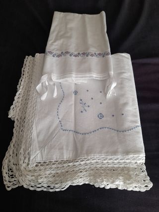 Tres sábanas y tres fundas almohadas.