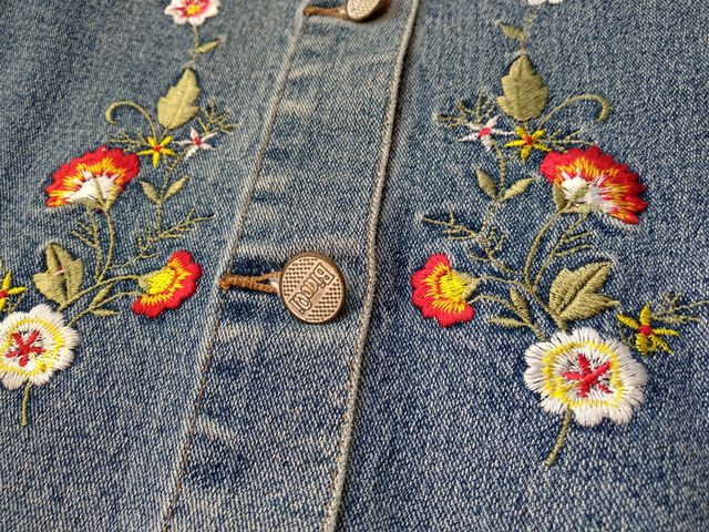 Cazadora vaquera con flores bordadas vintage