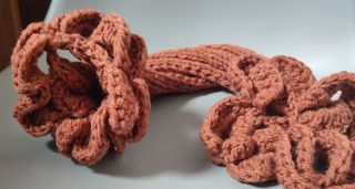 Sciarpa scaldacollo con fiore marrone