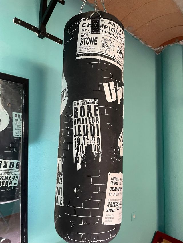 saco de boxeo con soporte y guantes