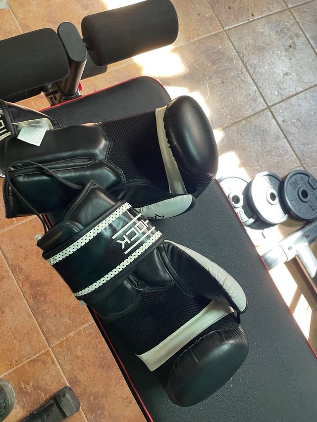 saco de boxeo con soporte y guantes