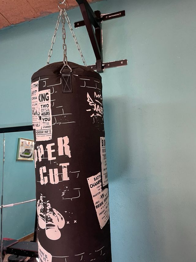 saco de boxeo con soporte y guantes