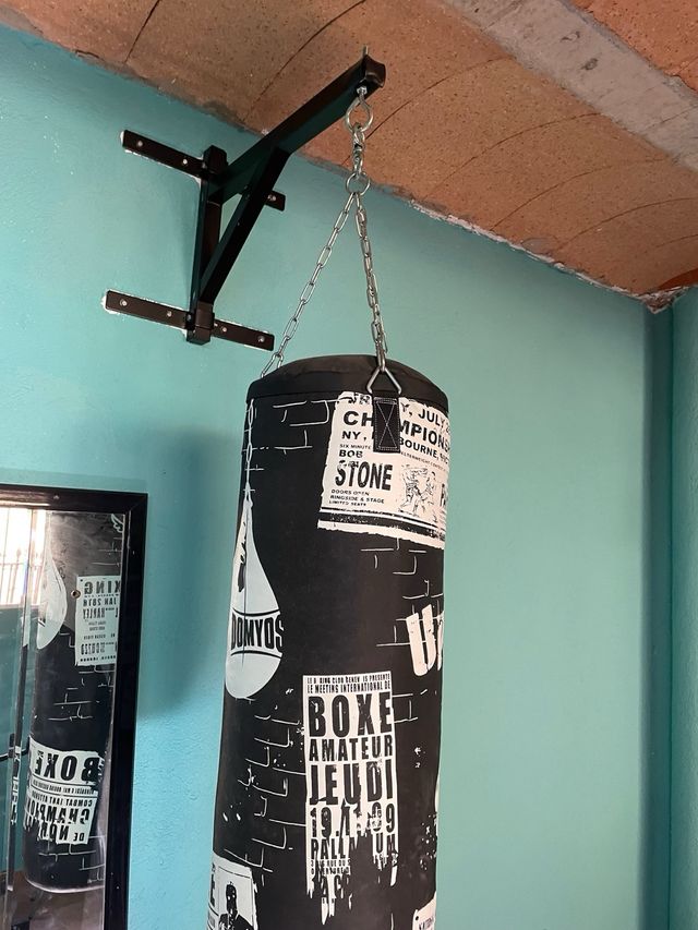 saco de boxeo con soporte y guantes