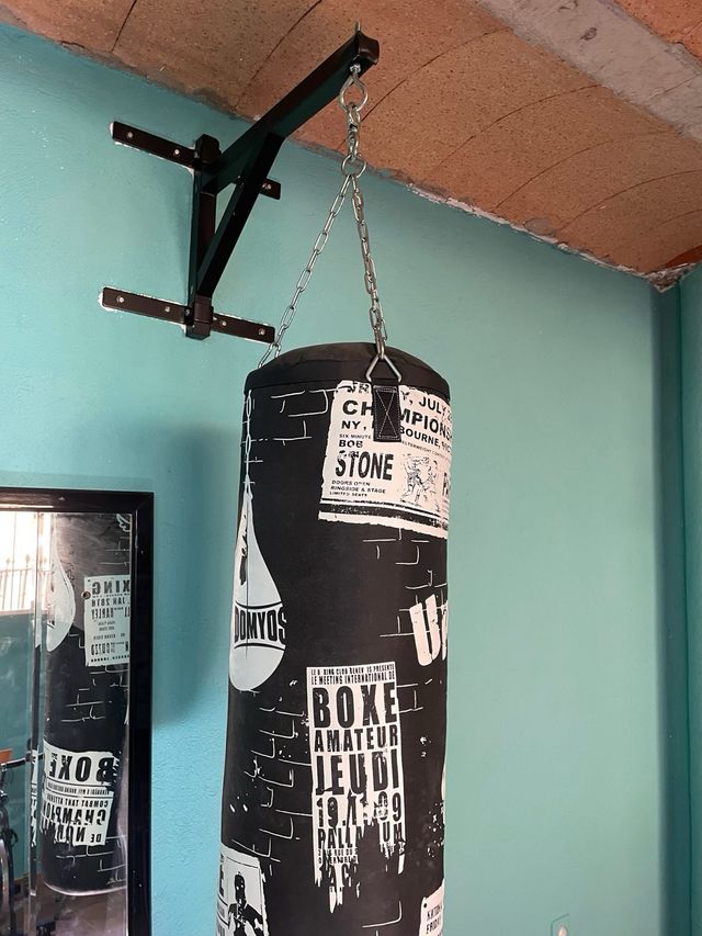 saco de boxeo con soporte y guantes