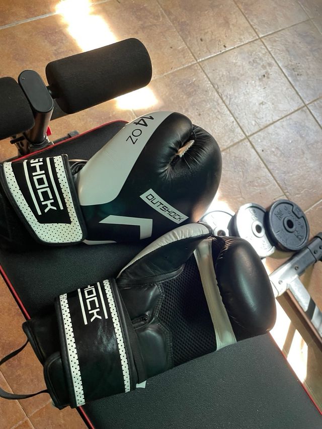 saco de boxeo con soporte y guantes