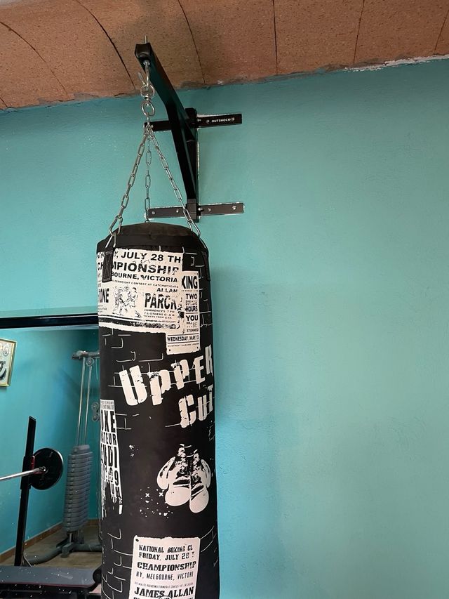saco de boxeo con soporte y guantes