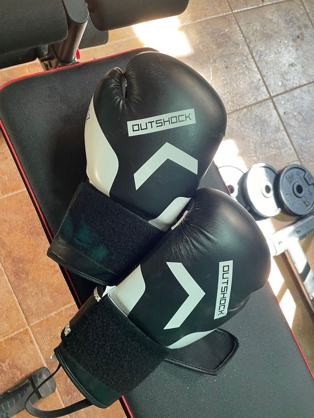 saco de boxeo con soporte y guantes