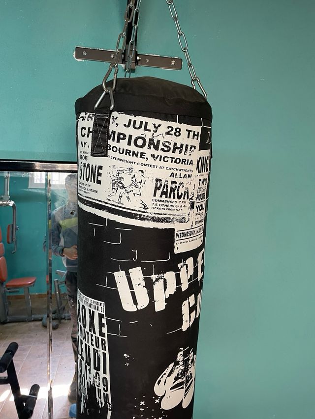 saco de boxeo con soporte y guantes