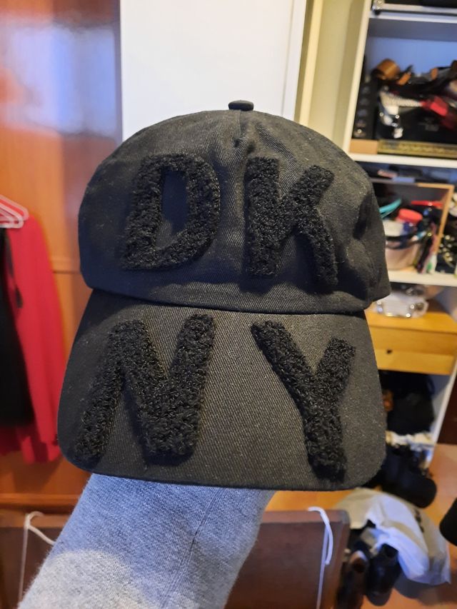 Gorra DKNY