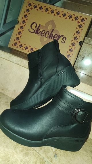 Dos Skechers botas y zapatillas NUEVAS 