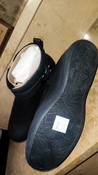 Dos Skechers botas y zapatillas NUEVAS 