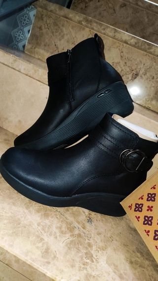 Dos Skechers botas y zapatillas NUEVAS 