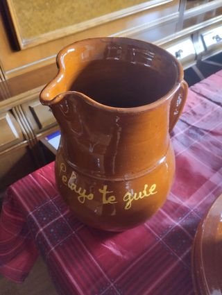 Juego de jarra , vasos y platos de barro