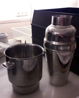 Cubitera y libro de cocktels