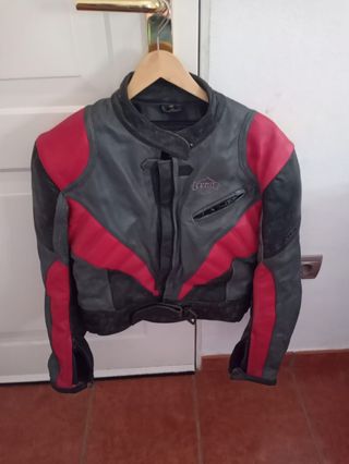 Chaqueta moto corta hombre.