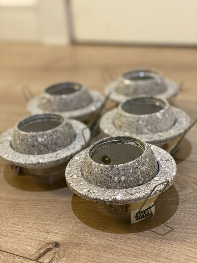 5 Aros basculantes metálicos, granito