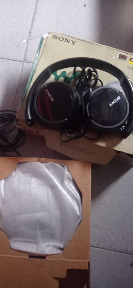 Leitor de CD e auscultadores Sony Walkman todos originais