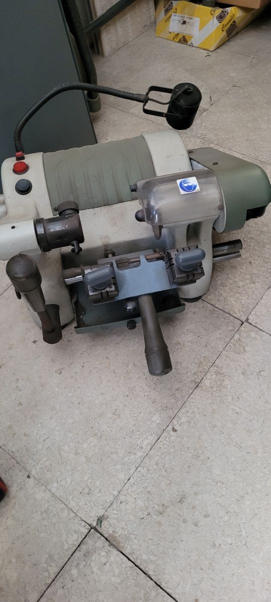 MAQUINA HACER LLAVES DOKOTA.