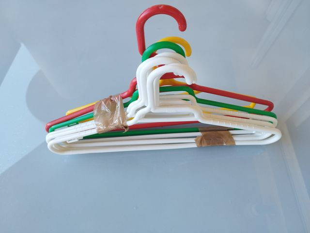 8 perchas de colores variados